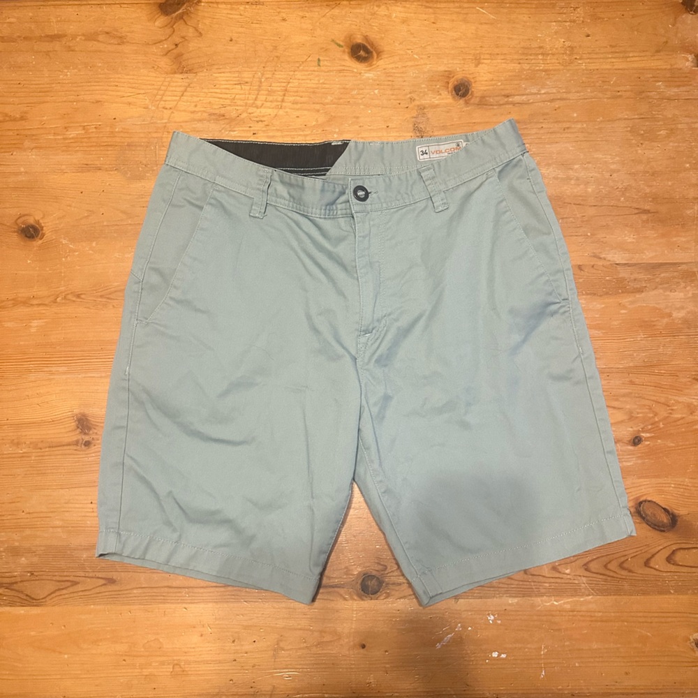 Men’s Volcom shorts, 34